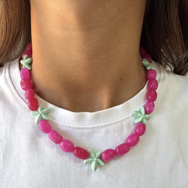Collar piedras fucsia - Imagen 2