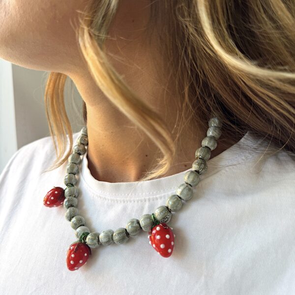 Collar cerámica fresas - Imagen 2